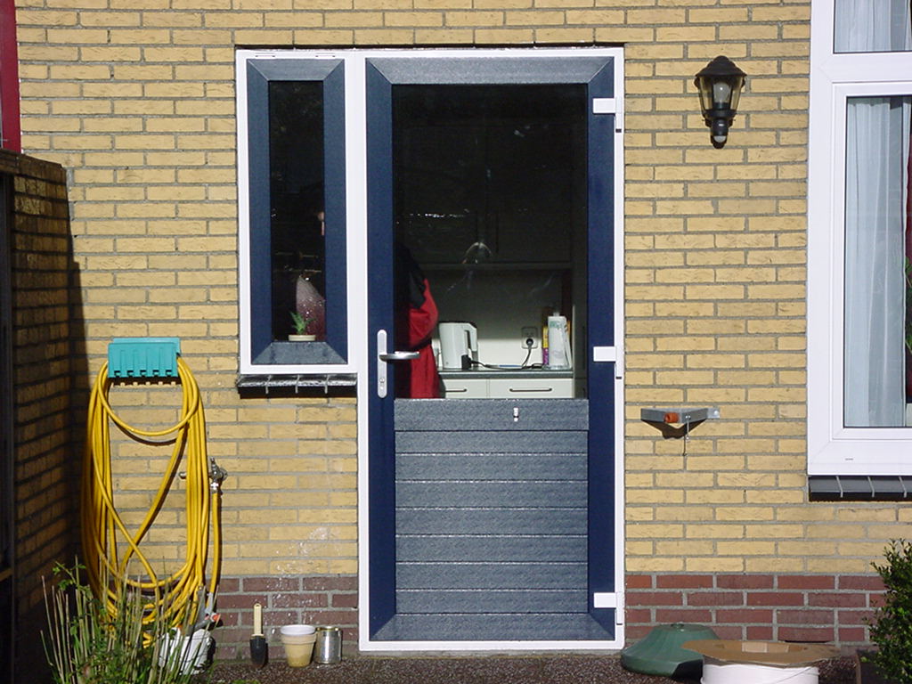kunststof achterdeur met zijraam in kleur blauw ral 5011