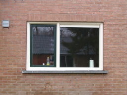 Keuken kozijn met donkergroen draaikiep raam en een ventilatie rooster