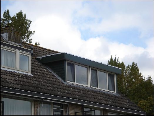 Nieuwe dakkapel geplaatst met verdiept profiel. Kozijn creme met houtnerf, draaiende delen donkergroen met houtnerf.