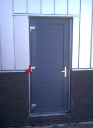 Buitendeur in een nieuwbouw loods. Kleur antraciet grijs ral 7016 met acrylaat oppervlak.