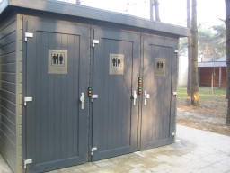 toilet huisje mt kunststof deuren met automatische opener. Deuren in antraciet grijs ral 7016