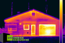 Huis bekeken met infrarood camera om de isolatie lekken te tonen