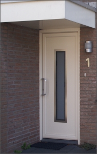 kunstof voordeur met lange strook mat glas in Spijkenisse.