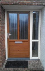 Kunststof voordeur in Noordwijk, kozijn creme met nerf en de deur met borstwering Golden Oak met houtnerf. Dorpel massief kunststof graniet imitatie