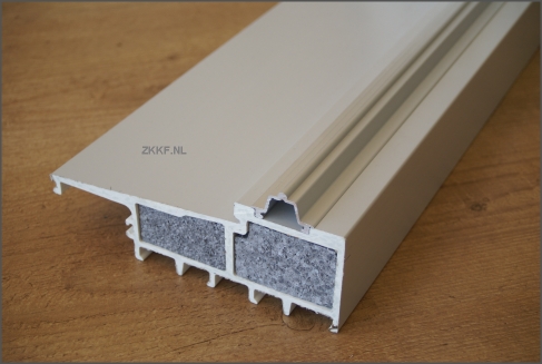 Glasvezelversterkte kunststof onderdorpel voor hef schuifpui deuren, met aluminium rails en eps schuim voor extra warmte isolatie
