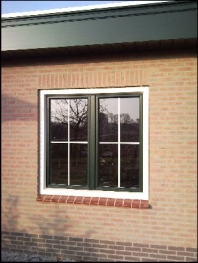 Dubbel raam, verhuisraam of stolpraam genoemd met verdiept profiel en houtnerf, creme met donkergroen