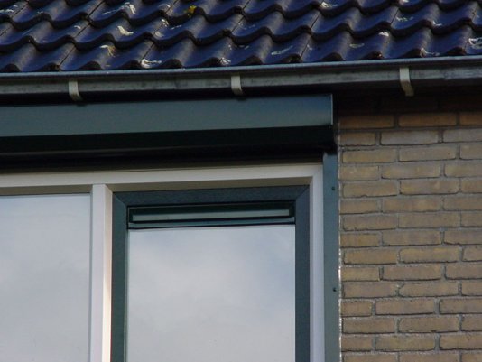 detail van rolluik en ventilatie rooster in zelfde kleur als draaikiep raam