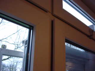 Het draaikiep raam staat op een klein kiertje voor ventilatie, hierin zijn twee verschillende standen.
